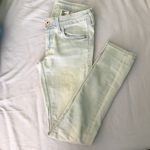 h&m low rise, light wash skinny jeans size 26